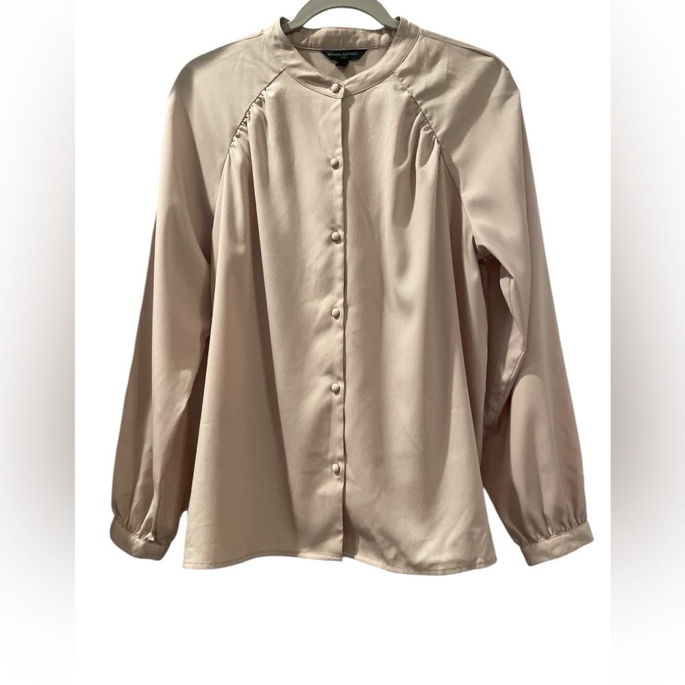 Banana Republic Women’s Long Sleeve Button Down Top Size Medium Color Tan